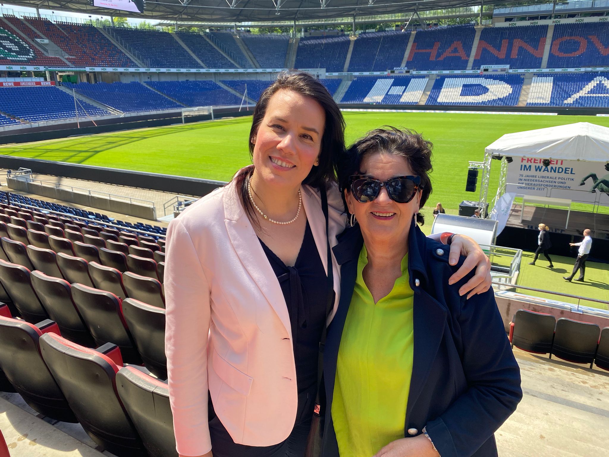 Kerstin Büschen und Dr. Christiane Ratjen-Damerau
